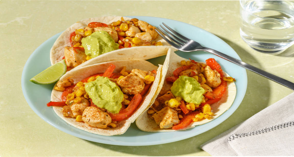 Fajitas de pollo al estilo Tex-Mex con pimiento, maíz y guacamole
