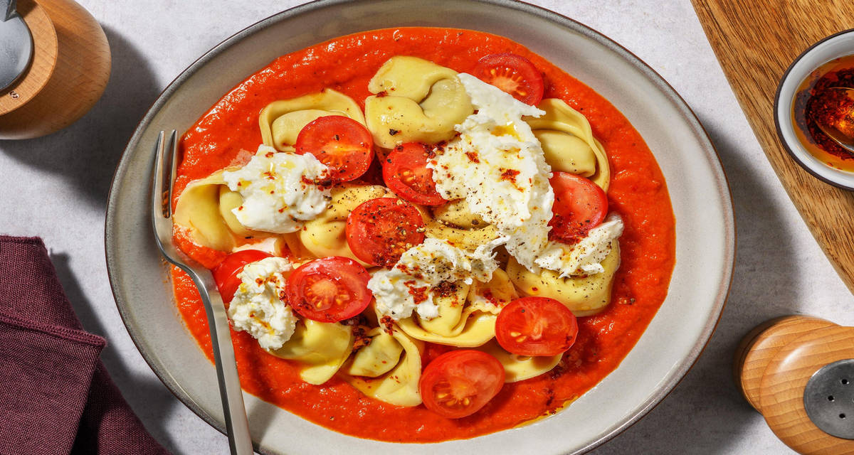 Spinat- og ricottatortelloni på tomatlavasauce med kyllingestrimler En version til børn, en til voksne