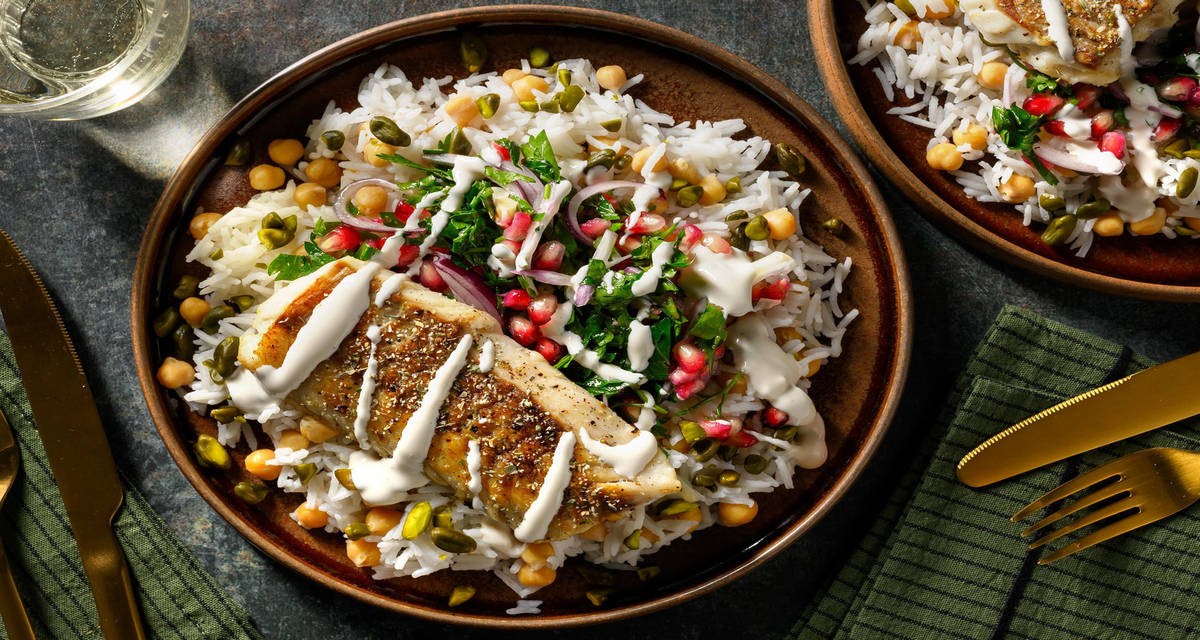 Libanesisk stekt torsk och tahinidressing med pistage- och kikärtsris & granatäppelsallad