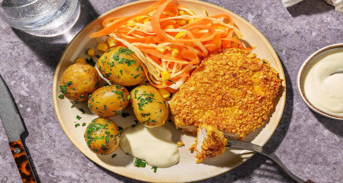 Tortillachips-paneret svinekotelet med majsslaw og hvidløgskartofler