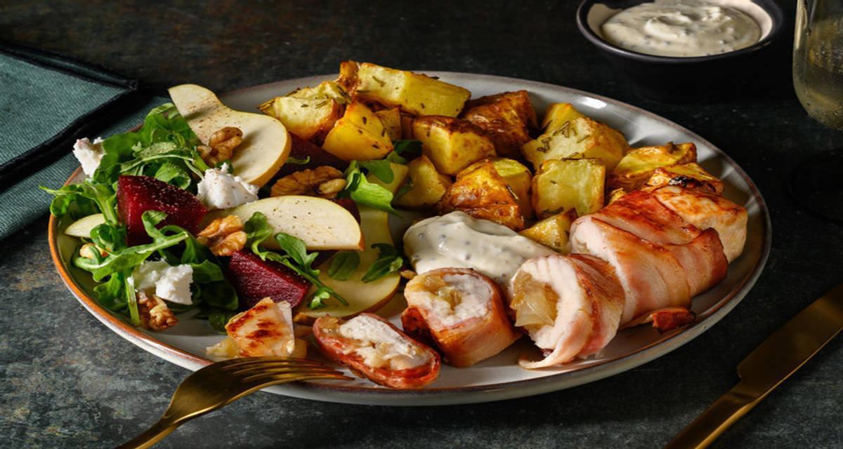 Baconlindad kyckling med ost- och lökfyllning med tryffelpotatis och getostsallad