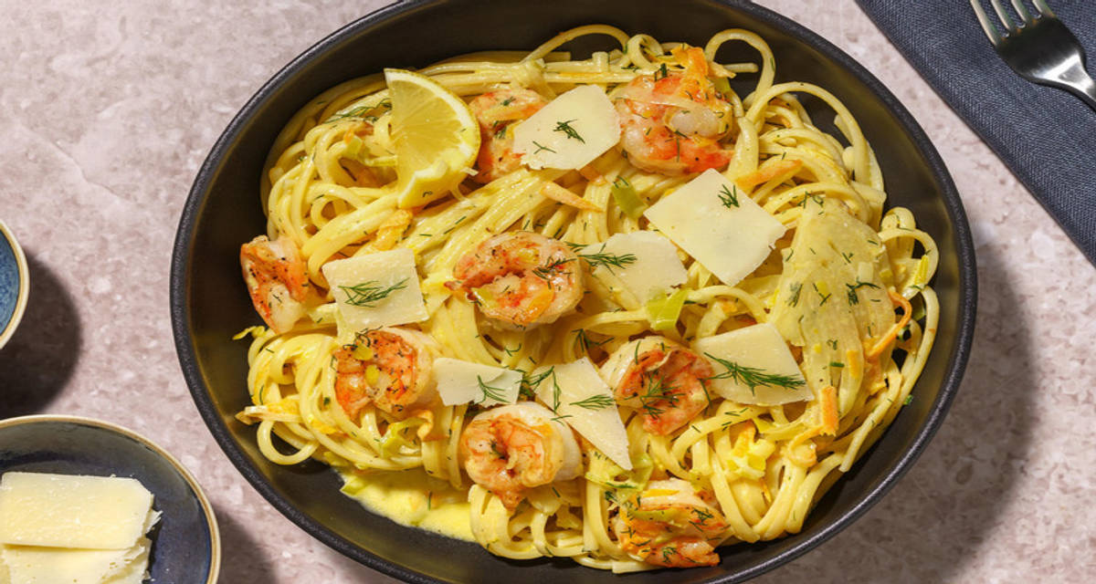 Krämig räkpasta med hyvlad ost och färsk dill