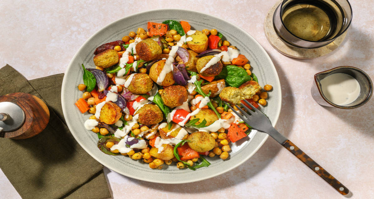 Mellemøstlige ovnbagte grøntsager og falafel med tahinidressing og ristede kikærter