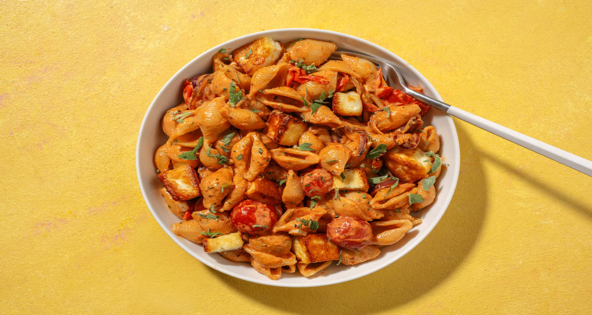 Hurtig italiensk halloumipasta med stegte cherrytomater og frisk basilikum