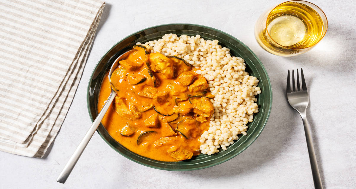 Pollo con calabacín al estilo tikka masala sobre cuscús perlado