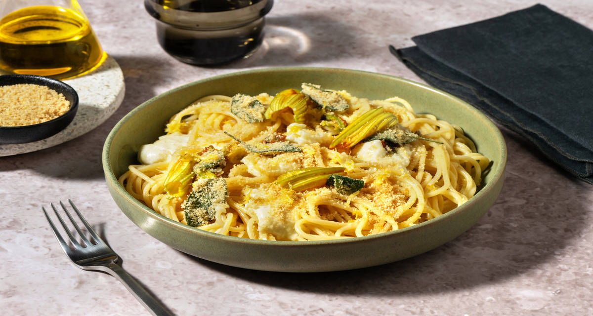 Spaghetti ai fiori di zucca, limone e stracchino con Grana Padano Dop e pangrattato alla salvia