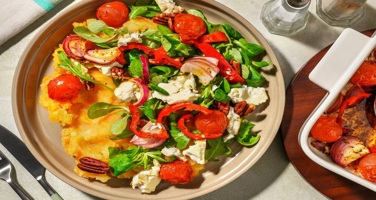 Gebakken witte kaas met kerstomaten en pecannoten met zoete-aardappelpuree, rucola en veldsla