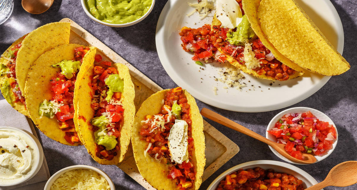 Tacos de chili sin carne aux lentilles et guacamole coquilles à tacos, salsa et crème aigre