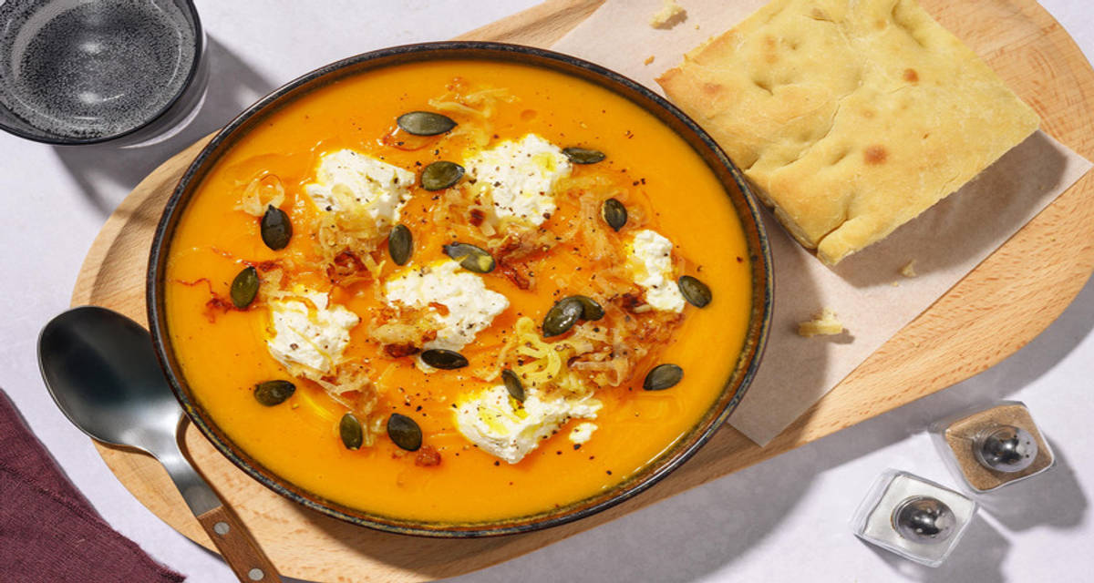 Speciale febbraio - vellutata alla zucca e ricotta con carote, porri aromatici e focaccia