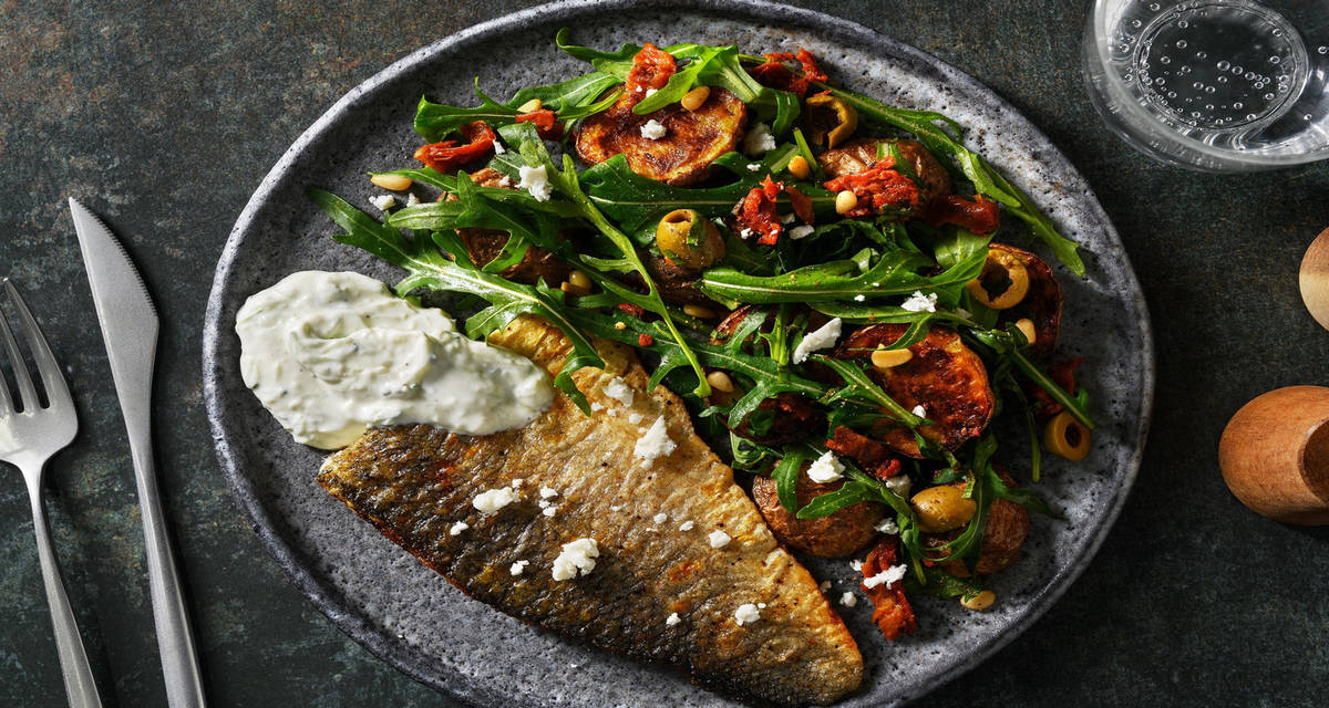 Pannstekt guldsparid och medelhavspotatis med krämig tzatziki och salladsost