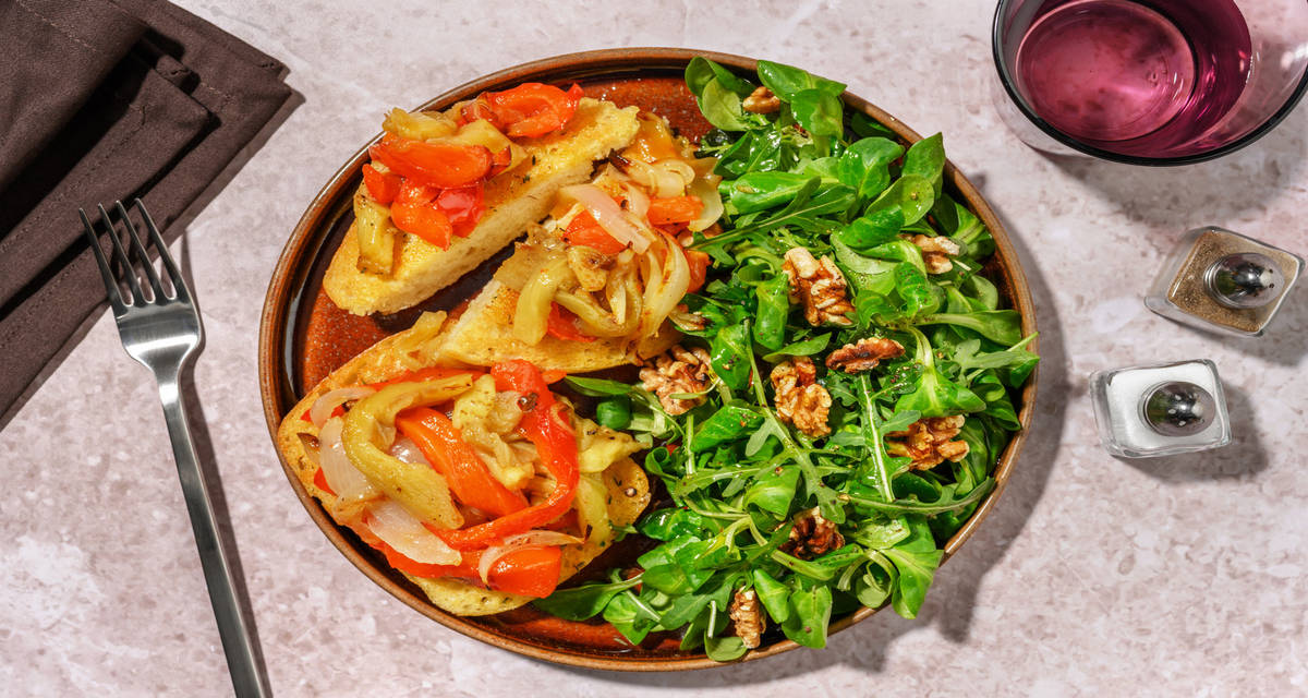La escalivada favorita de la grada con pan al tomillo y ensalada de rúcula y canónigos