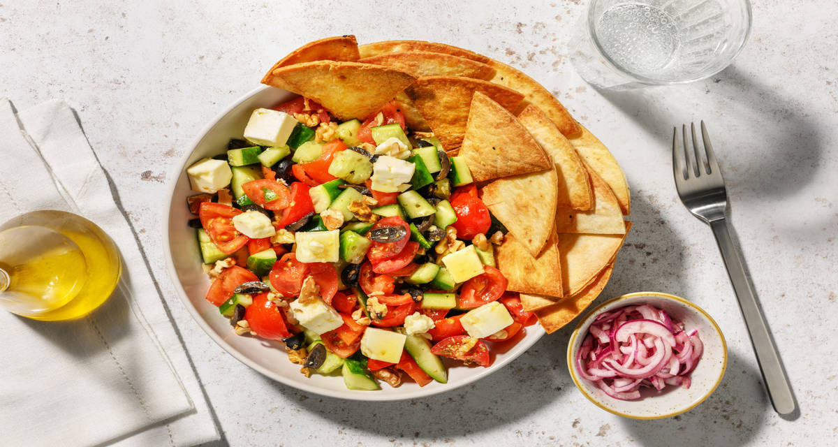 Come in taverna - insalata di formaggio e mazzancolle con cetrioli, pomodorini e chips di tortillas