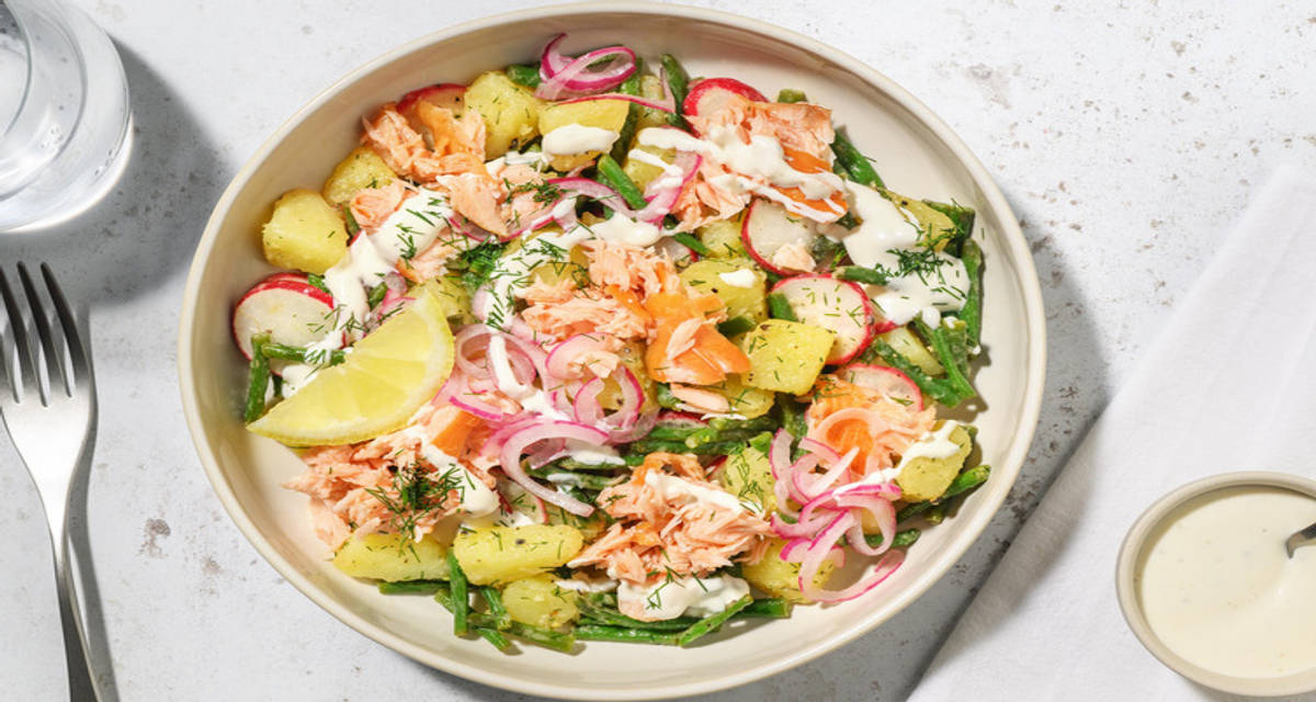 Aardappelsalade met warmgerookte zalm en dilledressing met citroenmayonaise, ingelegde ui en sperziebonen
