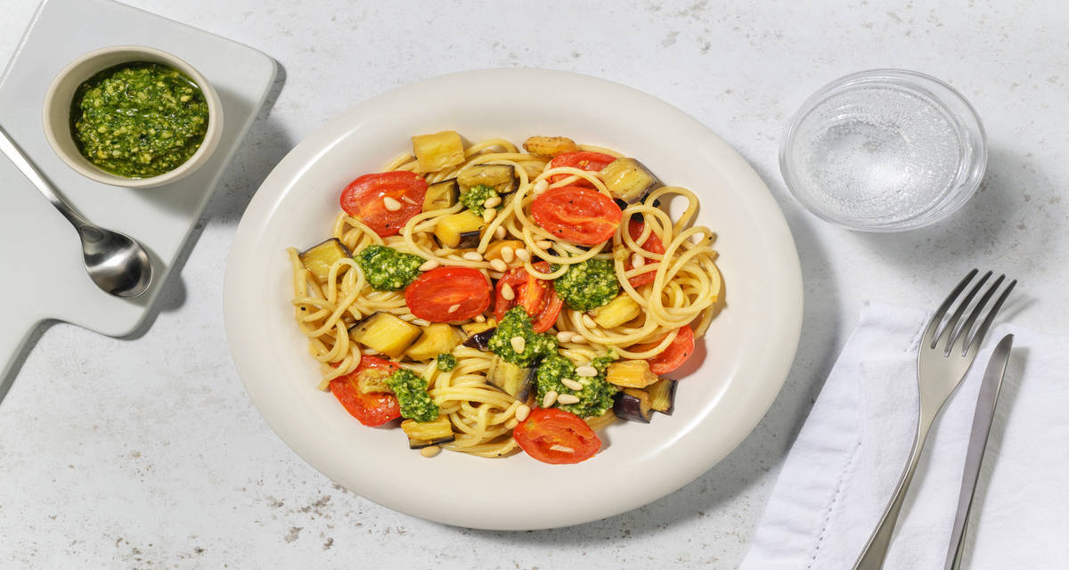 Spaghetti alle melanzane e datterini nostrani con pesto di basilico Dop e pinoli tostati