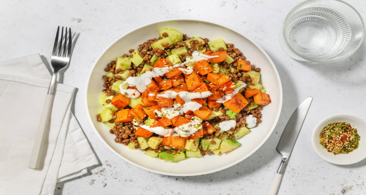 Bowl veggie di lenticchie, patata dolce e avocado con za'atar al sesamo, yogurt greco e cetriolo