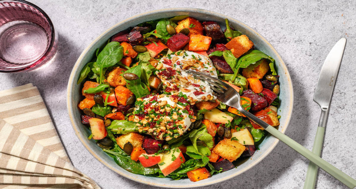 Sallad med tranbärs- och pinejnötsvänd getost med briochekrutonger och rostade rotfrukter