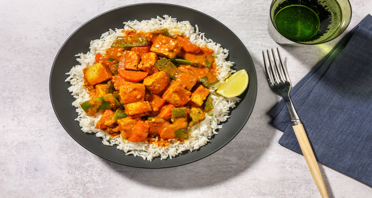 Curry tailandés de tofu con judías verdes acompañado de arroz jazmín