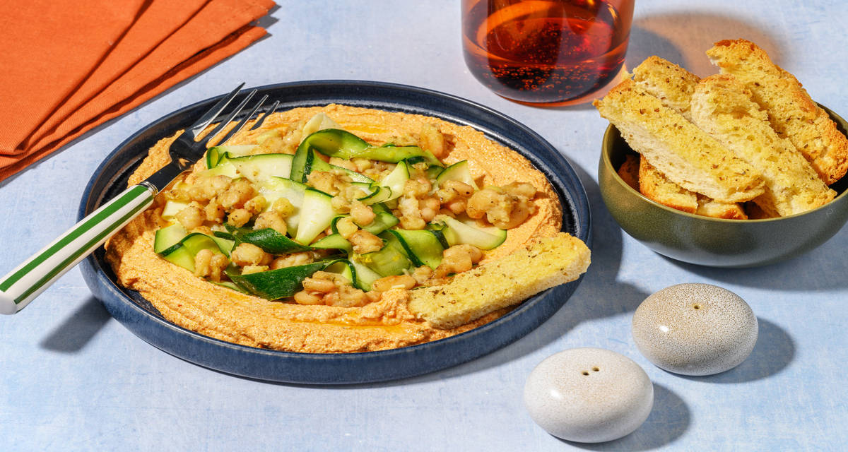 Crema de pesto calabrese y tofu con judías con cintas de calabacín y tostadas al orégano
