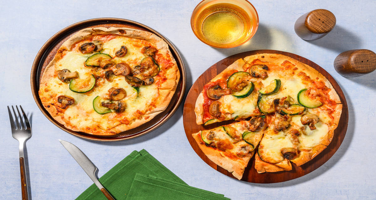 Pizzas sur pain plat champignons-courgette mozzarella, poivron et gouda