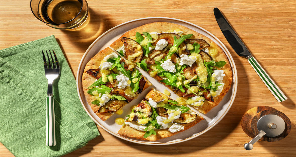Pizza de berenjena y ricotta con aceite de queso pecorino y rúcula
