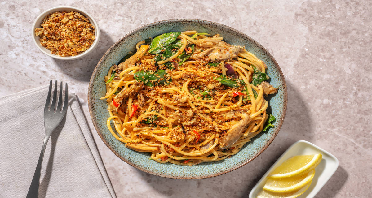 Cremet østershatte-linguine med valnøddecrumble, Grana Padano og spinat