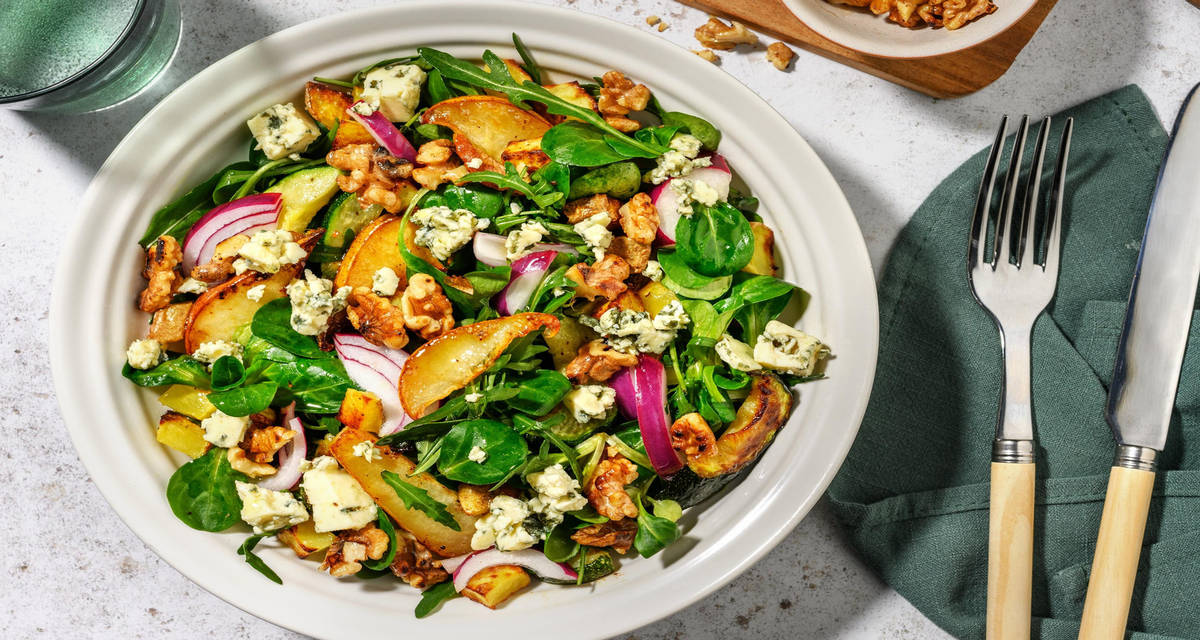 Salade à la poire caramélisée et fromage bleu pommes de terre rôties, courgette et noix