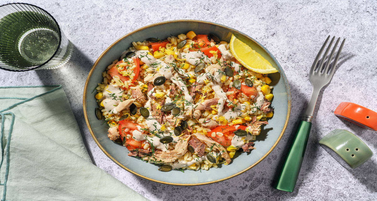 Insalata di orzo in salsa 'tonnata' allo sgombro con mais, pomodori e semi di zucca