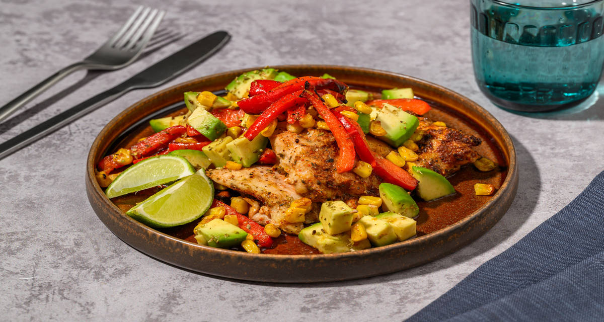 Pollo e peperoni alla messicana con avocado, mais e lime