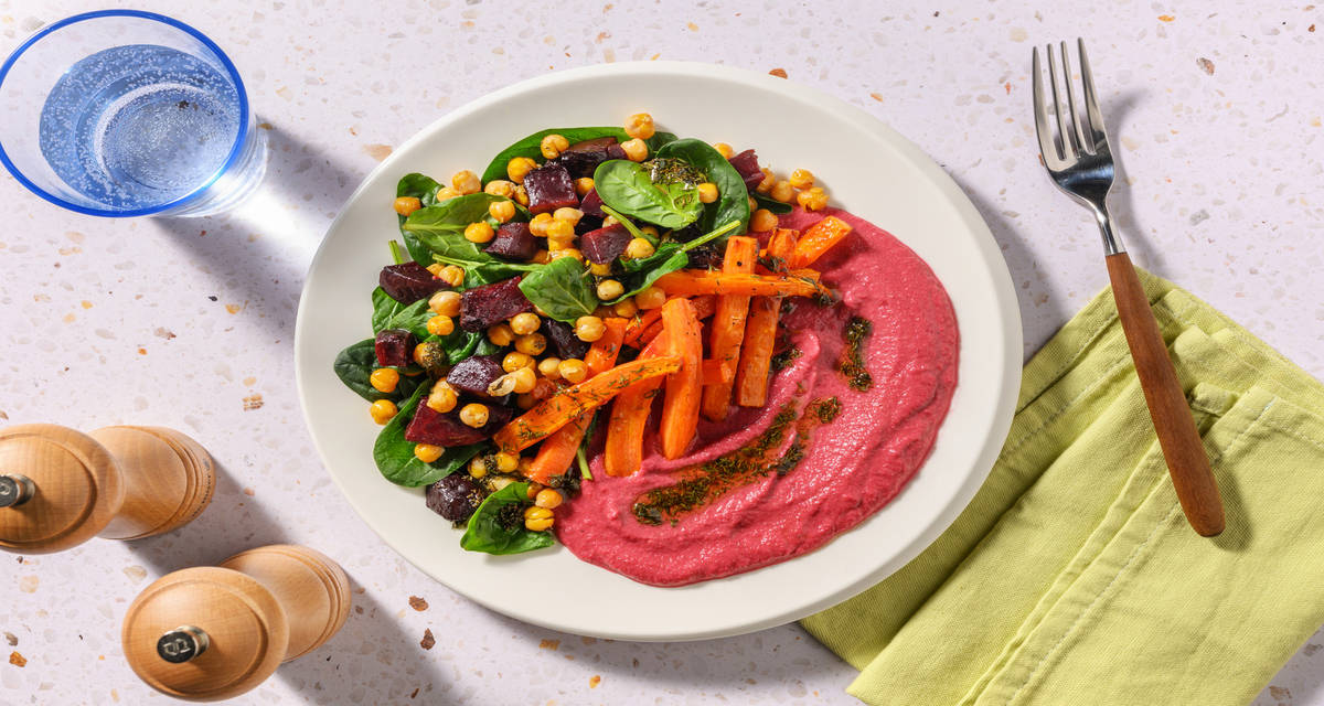 Ensalada de garbanzos asados con hummus de remolacha con zanahoria asada y aderezo de tomillo