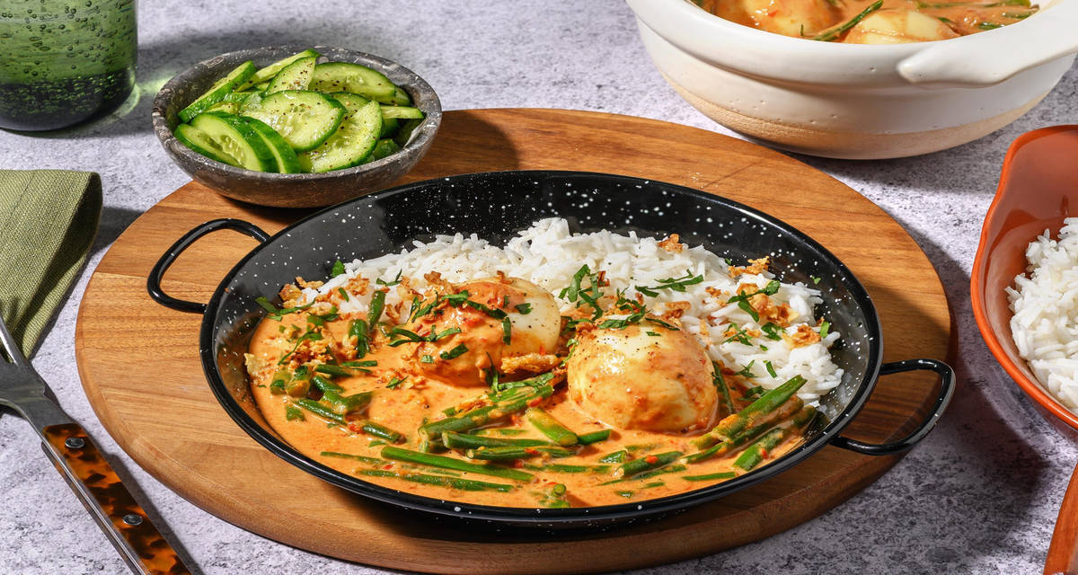 Curry aux œufs à l'indonésienne et oignons frits riz, coriandre et concombre