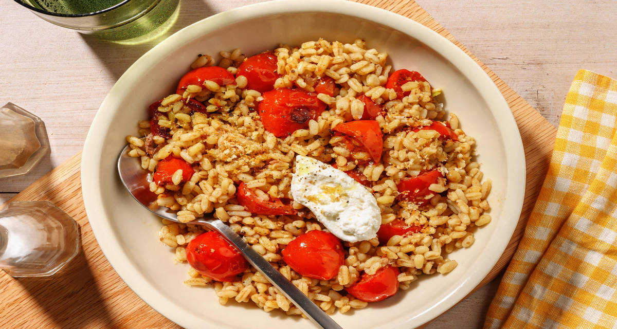 Orzo extra-saporito alle alici sott'olio e 'muddica' con ricotta al limone e pomodorini dolci