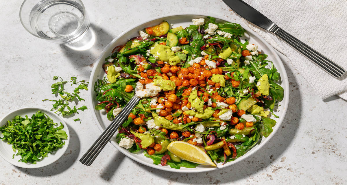 Ensalada de garbanzos crujientes y aguacate con queso griego y vinagreta de limón, comino y pimentón