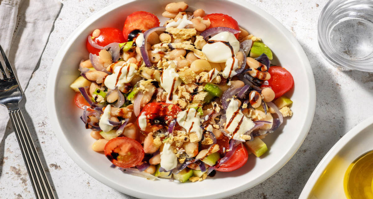 Bontà in vacanza - insalata di cannellini e pomodori con salsa tiepida al caprino e taralli all'olio