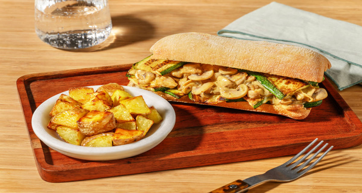 Bocadillo de champiñones a la crema con calabacín con dados de patata al horno
