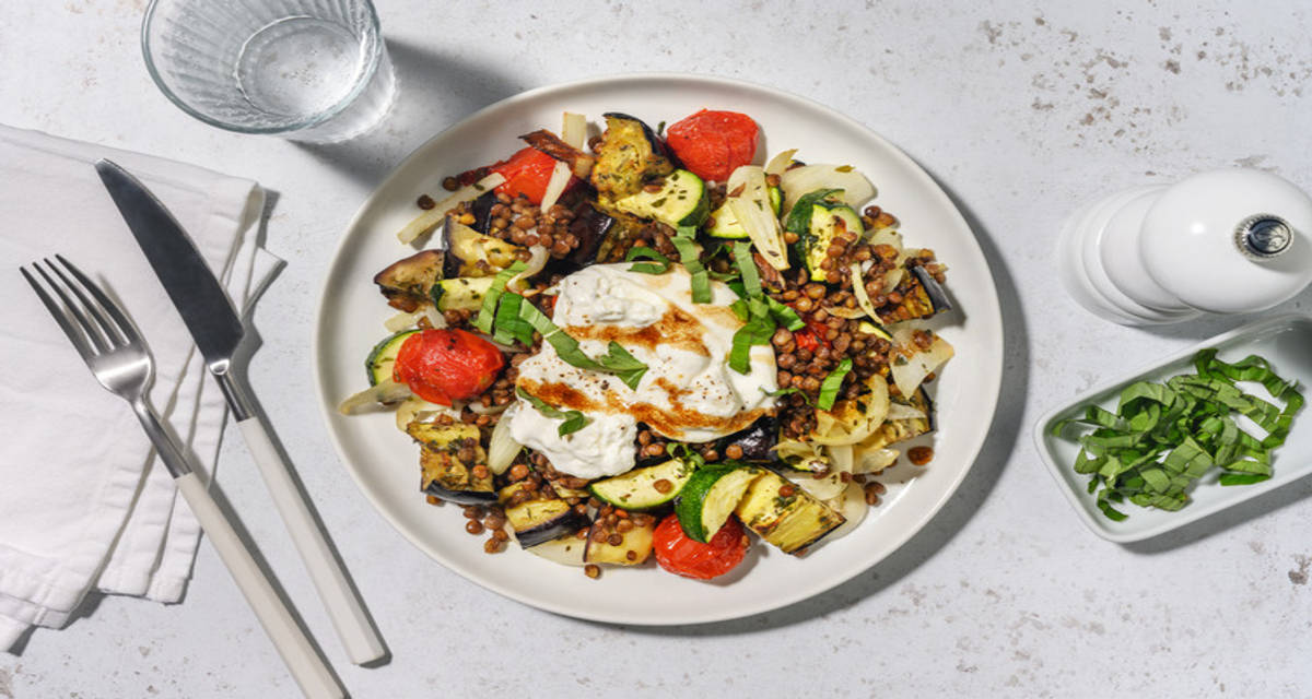 Burrata Lovers: con verduras, lentejas crujientes y salmón con vinagreta de ajo asado y albahaca