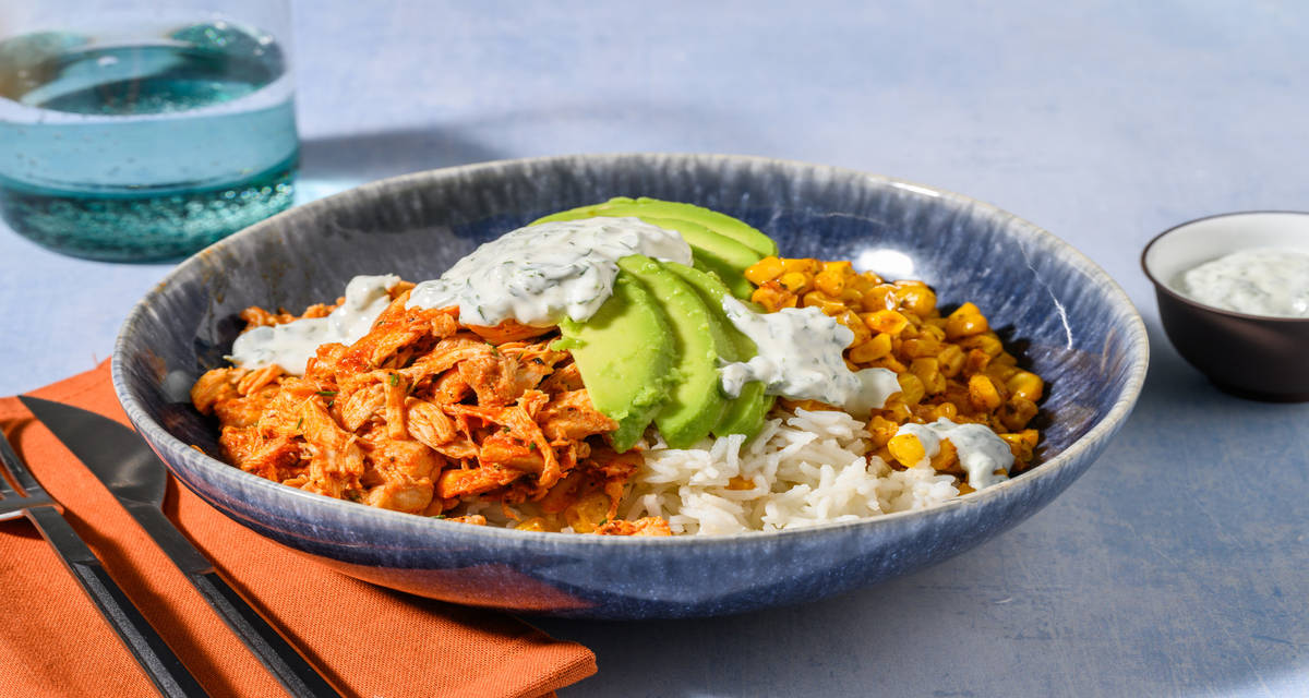 Insalata di riso e pollo sfilacciato stile 'cobb salad' con paprika, avocado, mais tostato e yogurt 0% grassi