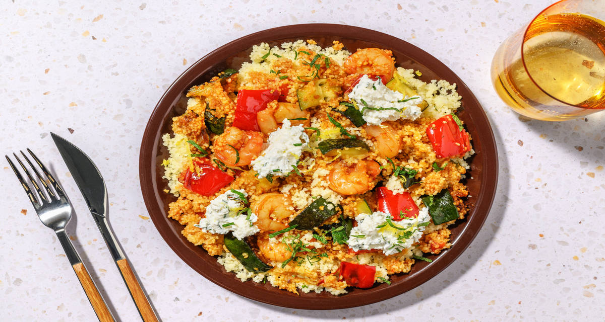 Mazzancolle 'al ajillo' su couscous ai peperoni con gocce di ricotta, paprika e zucchine