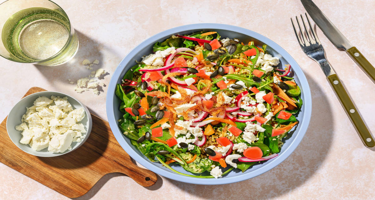 Ensalada exprés de bulgur, queso griego y salmón noruego con cebolla frita, cebolla encurtida y vinagreta de mostaza y miel