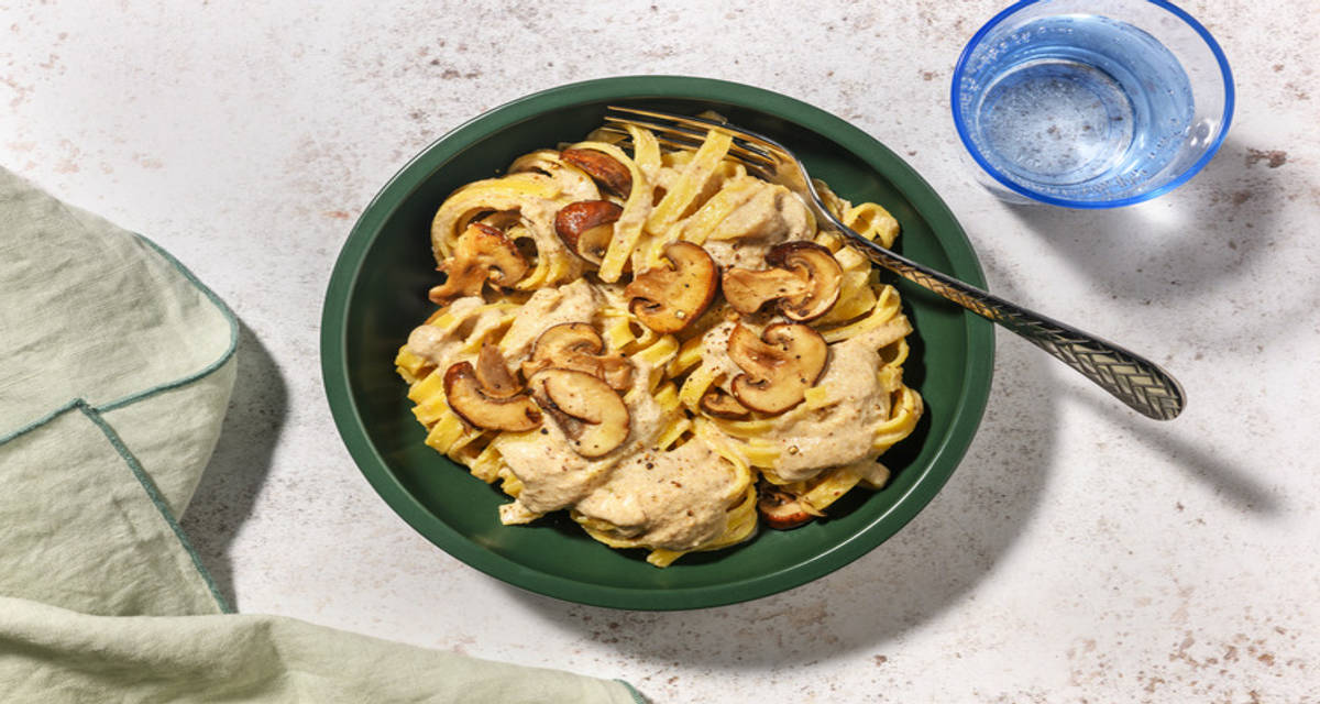 Tagliatelle con salsa cremosa de setas y miso con champiñones salteados