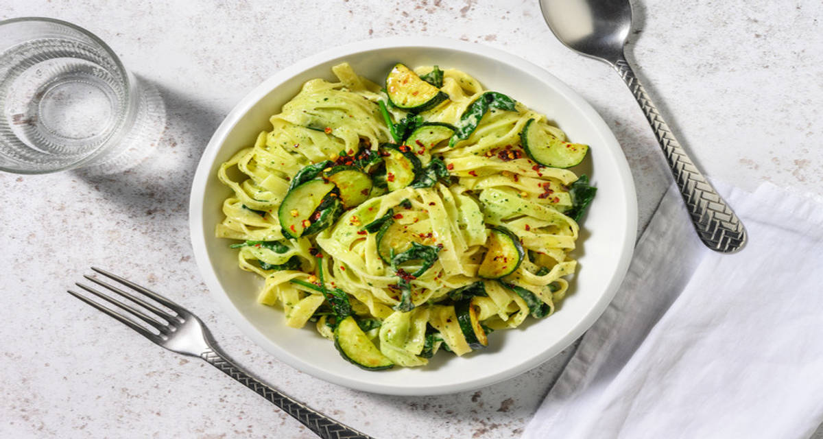 Tagliatelle en salsa de espinacas y calabacín con aceite picante y nueces