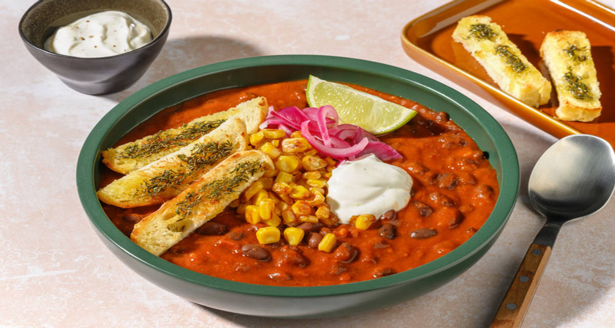 Estofado de frijoles ahumados al estilo mexicano con maíz tostado, salsa cítrica y tostadas al tomillo