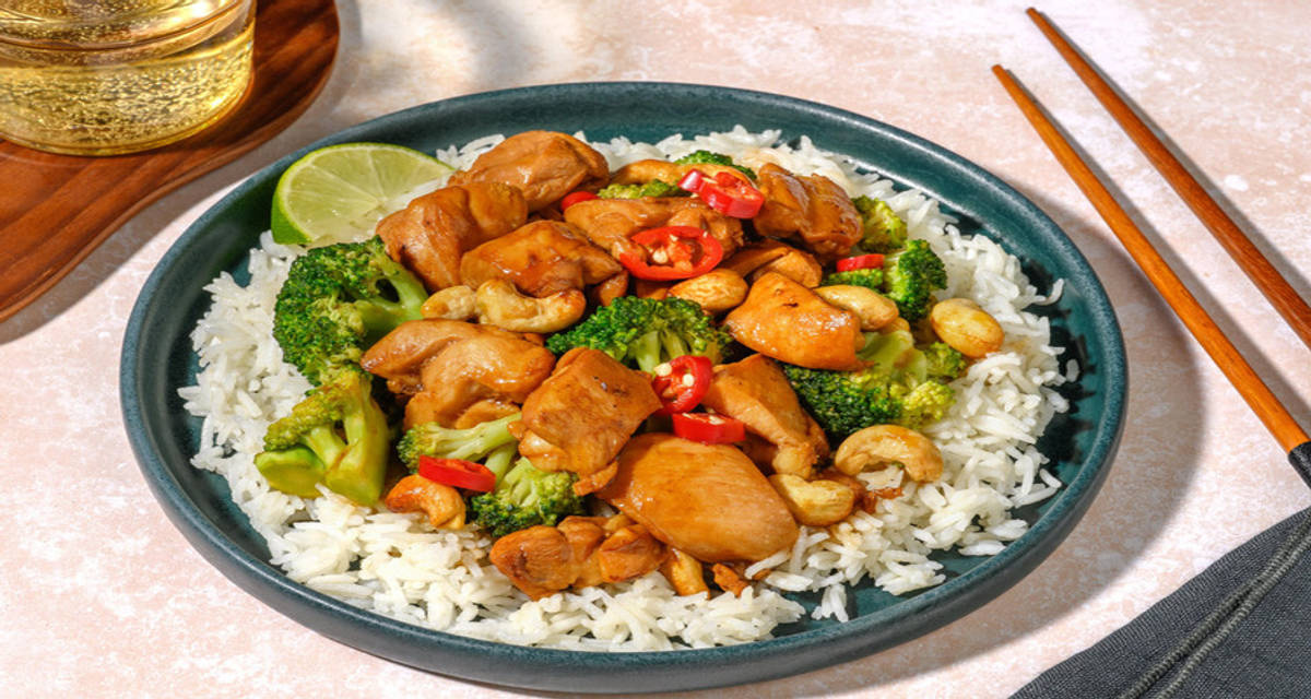 Stir-fry di pollo marinato e broccoli all'asiatica con lime, riso Jasmine e anacardi tostati