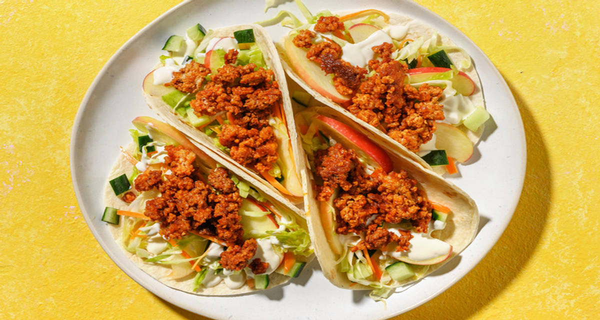 Amerikanska tacos på buffaloglaserad blandfärs med äppelsallad och vitlöksmajonnäs