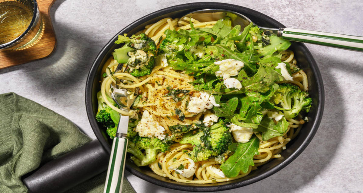 Spaghetti med hemlagad pesto & mozzarella med broccoli och rucola