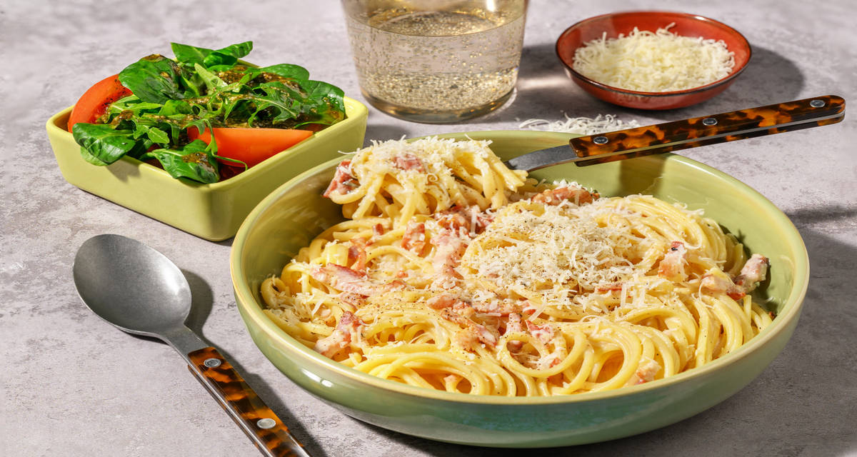 Romige linguine met spekjes en Parmigiano Reggiano met kleine tomatensalade en basilicumcrėme