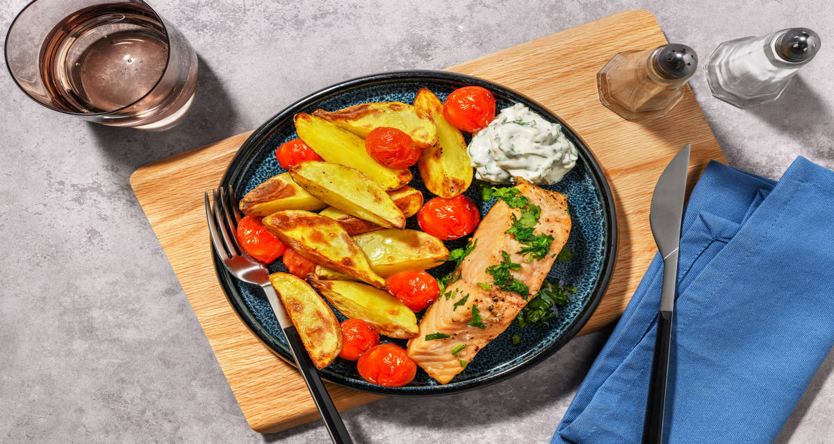 Salmón asado con mayonesa de cilantro y lima con patatas y tomates cherry al horno