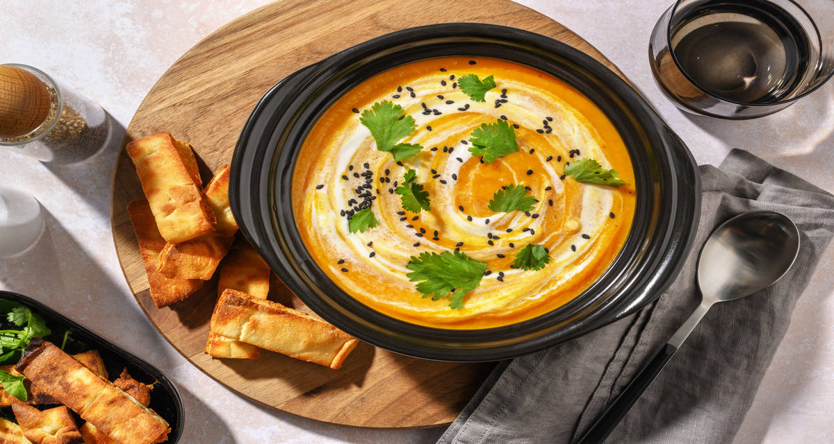 Vellutata di carote, zenzero e cumino con formaggio spalmabile, sesamo e pane naan