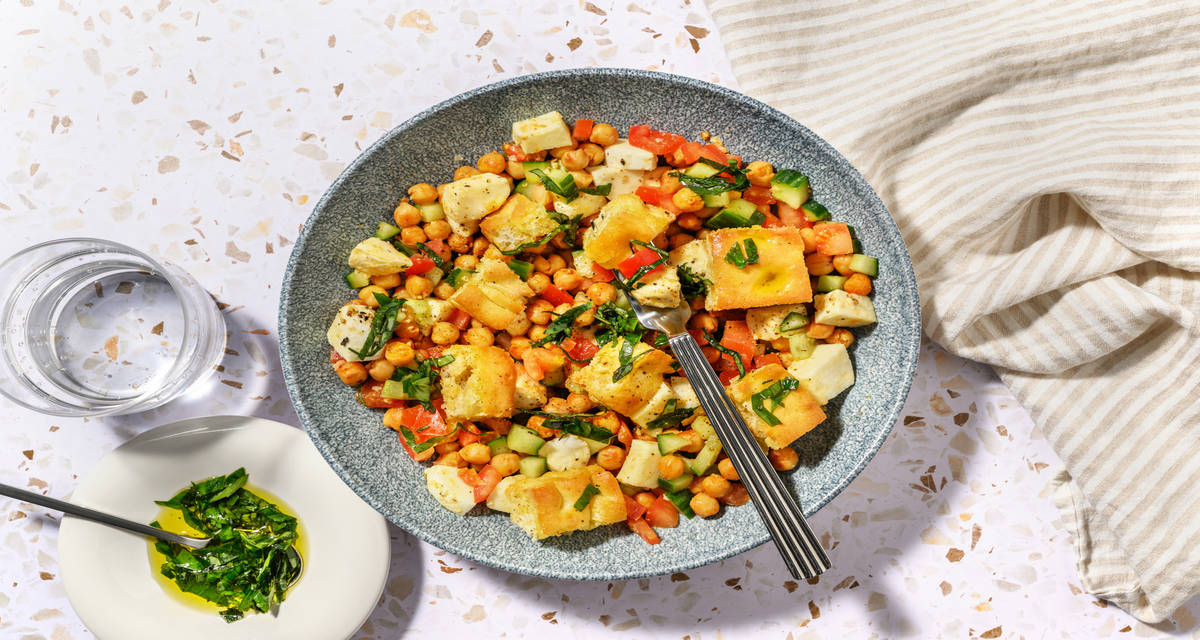 Panzanella estiva di pomodorini e mozzarella senza lattosio con crostini di focaccia, ceci alla paprika e cetrioli