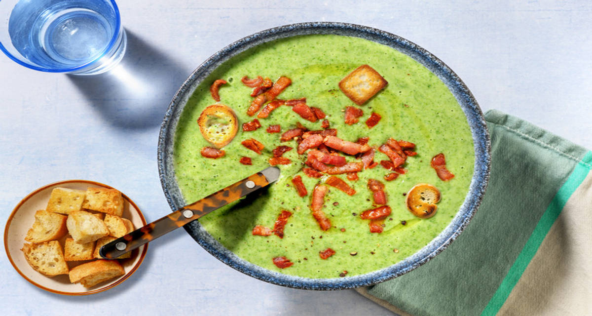 Crema de espinacas con bacon y picatostes con cebolla, puerro y patata