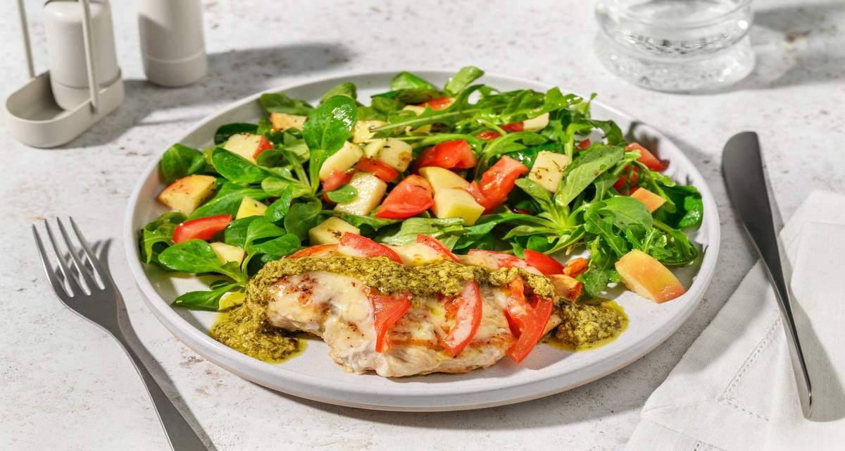 Pollo caprese con pesto de albahaca con tomate, queso italiano y ensalada de manzana
